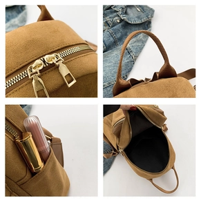 Détails du mini sac à dos en daim marron avec double fermeture éclair et poches latérales
