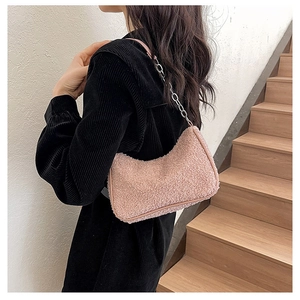 Détail du sac à bandoulière en polaire rose avec une bandoulière en chaîne argentée