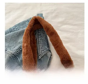 Détail macro de la poignée en peluche marron du sac cabas au design dessin animé