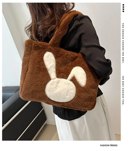 Vue détaillée du sac cabas en peluche marron avec une broderie de lapin blanc mignon