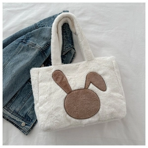 Détail du sac fourre-tout en peluche blanche avec visage de lapin brun et anses souples