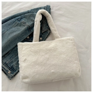 Vue détaillée du sac cabas en peluche blanche douce avec une texture en fausse fourrure