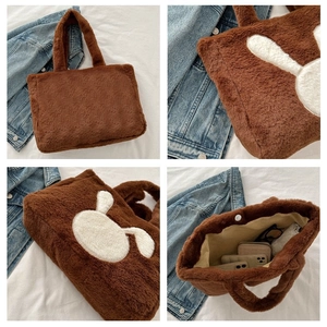 Détails du sac fourre-tout en peluche marron avec écusson lapin et fermeture à bouton pression