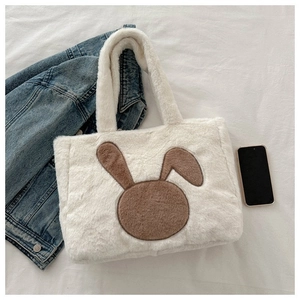 Détail du fourre-tout en peluche blanche avec broderie mignonne de lapin marron doux