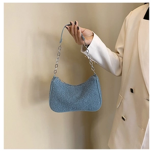 Détail du sac hobo en polaire gris-bleu avec bandoulière en chaîne métallique chic