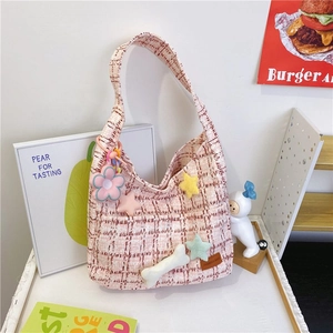 Detail der rosa Tweed-Tasche mit Sternen-Plüsch-Patches und Blumen-Perlenkette-Anhänger