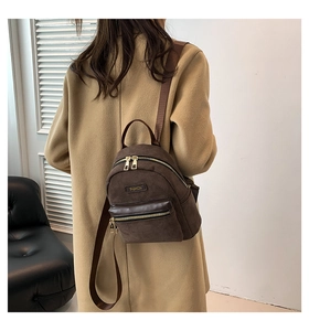 Détail d'un mini sac à dos marron en velours côtelé avec des finitions dorées