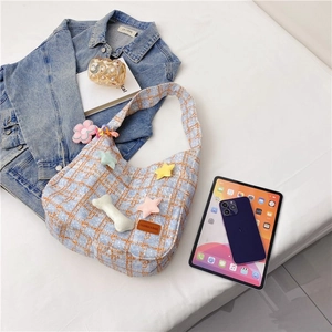 Flachbild einer hellblauen karierten Hobo-Tasche mit Plüschsternen, Jeansjacke und Zubehör