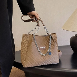 Sac fourre-tout matelassé kaki chic avec chaîne et grand volume pour la mode