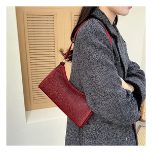 Detailansicht der roten Pailletten-Schultertasche mit glitzernder Textur und Trageriemen