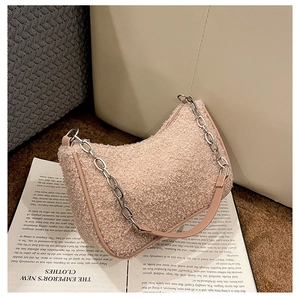 Gros plan sur le sac hobo en laine d'agneau beige avec bandoulière chaîne