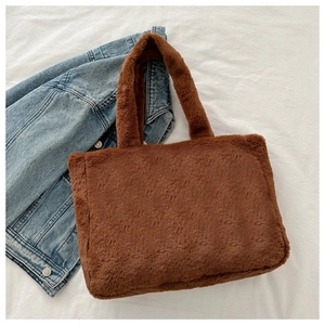 Vue détaillée du sac cabas en peluche marron avec double poignée et matière en fausse fourrure