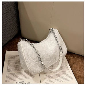 Détail du sac hobo en polaire blanche montrant la texture douce et la chaîne