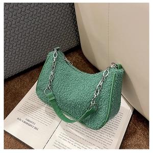 Détail du sac croissant en peluche vert avec chaîne argentée et texture douce