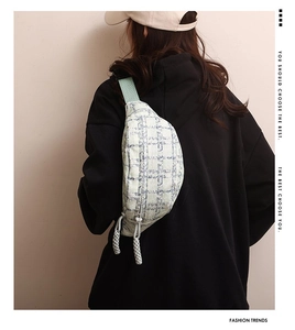 Detail der hellgrünen karierten Brusttasche mit verstellbarem Gurt am Model getragen