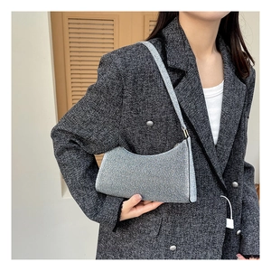 Detail der silbernen Glitzer-Hobo-Tasche mit Mond-Silhouette und Reißverschluss