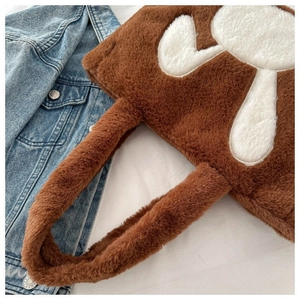 Gros plan du sac fourre-tout marron en peluche avec une silhouette de lapin blanc