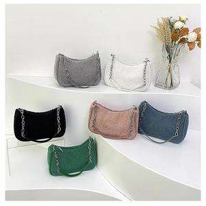Détail de sacs hobo en laine d'agneau en six couleurs avec bandoulières en chaîne