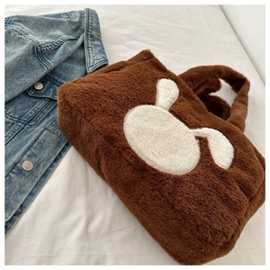 Détail du sac cabas en peluche marron café avec motif lapin blanc sur fond doux