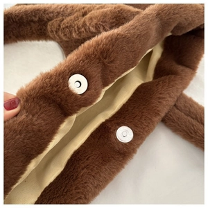 Vue détaillée du grand sac cabas en peluche marron montrant le fermoir magnétique en métal