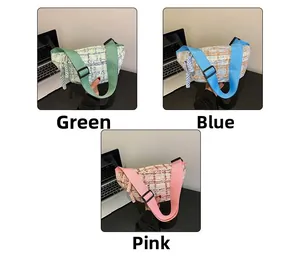 Detailansicht der gewebten Karo-Umhängetaschen in Grün, Blau und Pink mit Texturstoff