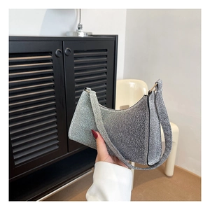 Detailansicht der silbernen Glitzer-Hobo-Tasche mit Pailletten und breitem Schultergurt