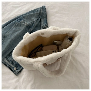 Grand sac cabas blanc en fausse fourrure avec fermeture aimantée et intérieur spacieux