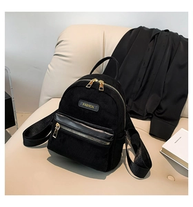 Détails du sac à dos en velours noir avec logo doré et finitions métalliques élégantes