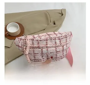 Detailansicht der rosa-weißen Tweed-Gürteltasche mit gewebtem Reißverschluss-Detail