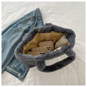 Vue détaillée du grand sac cabas en peluche grise montrant l'intérieur et le fermoir aimanté