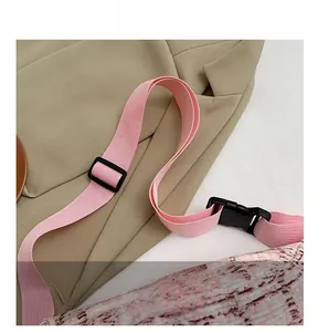 Detailansicht des rosa gewebten verstellbaren Gurtes mit schwarzer Schnalle für Brusttaschen