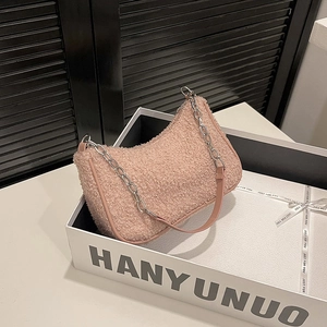 Sac à bandoulière rose en peau de mouton avec chaîne en métal et coffret cadeau élégant
