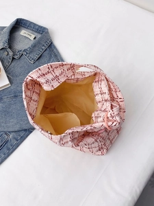 Detailansicht der rosa Tweed-Tasche mit Magnetverschluss und Innenfutter