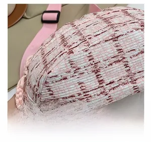 Detailansicht der rosa-weißen Tweed-Tasche mit präzisen Nähten und robustem Gurt