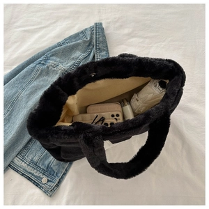 Grand sac cabas noir en peluche montrant l'intérieur pour téléphone, parapluie et accessoires