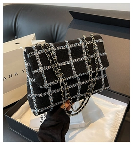 Sac à bandoulière en tweed noir présenté dans une boîte cadeau élégante avec emballage