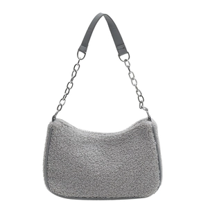 Sac à bandoulière en peluche gris clair avec chaîne argentée sur fond blanc pur