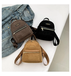 Détail des mini sacs à dos en velours côtelé texturé en noir, marron foncé et kaki