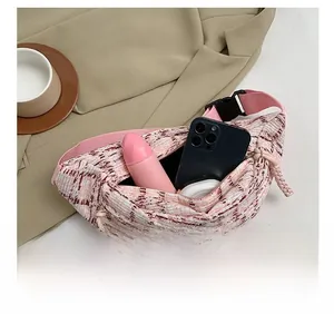 Detailansicht der rosa karierten Tweed-Gürteltasche mit Fokus auf geräumigem Innenraum