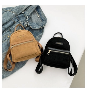 Gros plan de mini sacs à dos mats marron et noir avec fermetures éclair dorées
