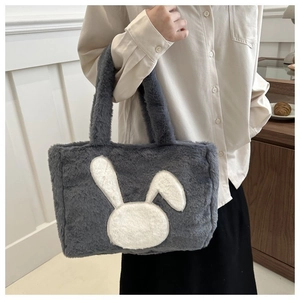 Vue détaillée du grand sac cabas en peluche grise avec un motif de lapin blanc mignon