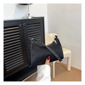 Detailaufnahme der schwarzen Glitzer-Hobo-Tasche mit goldenem Reißverschluss