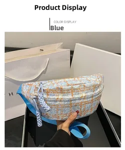 Detailansicht der gewebten Karo-Textur und des blauen Nylonriemens der Brusttasche