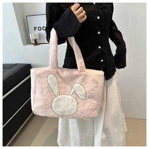Détail du sac cabas rose en peluche avec broderie de tête de lapin blanc mignon