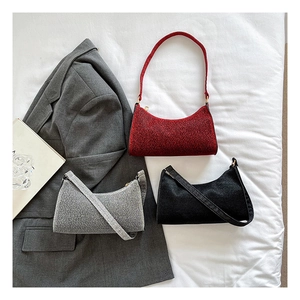 Schicke Hobo-Taschen in Rot, Grau und Schwarz mit glänzendem Metall-Finish und Reißverschluss