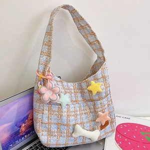 Blaue und orange karierte Cord-Schultertasche mit süßen Plüsch-Anhängern und viel Platz
