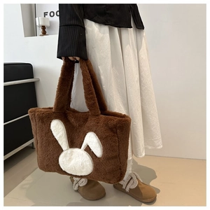 Détail du grand cabas en fausse fourrure marron avec contour lapin blanc et anse douce