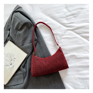 Detail der roten Pailletten-Hobo-Tasche auf grauem Blazer für einen modernen Party-Look