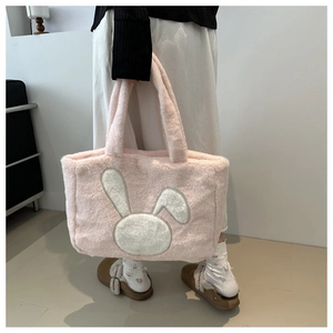Gros plan d'un sac cabas en peluche rose avec applique lapin blanc mignon et fourrure