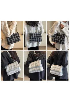 Détail du sac à bandoulière en tweed à carreaux avec chaîne en métal sous divers angles